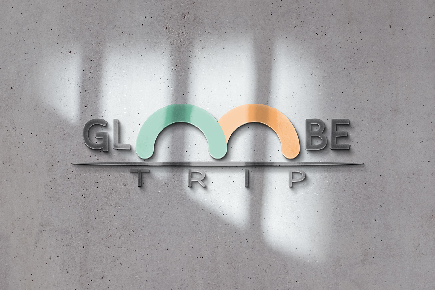 szyld logo podróżnicze na ścianie szarej grey